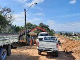 Deslocamento de postes prepara avenida para asfaltamento